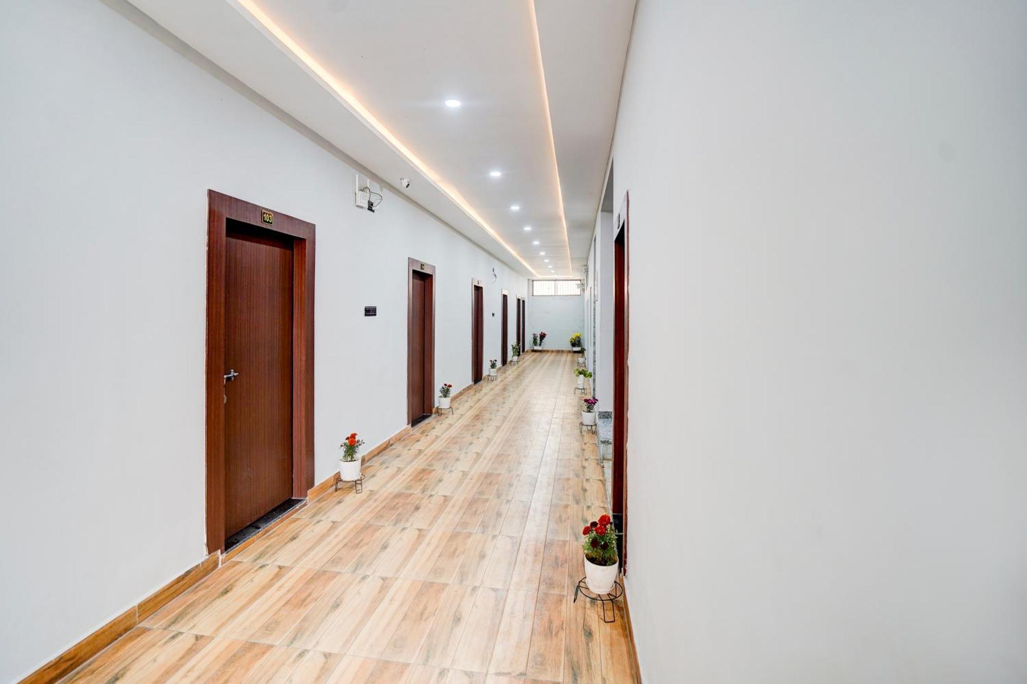 Hotel Vibe Blu- Varanasi Esterno foto