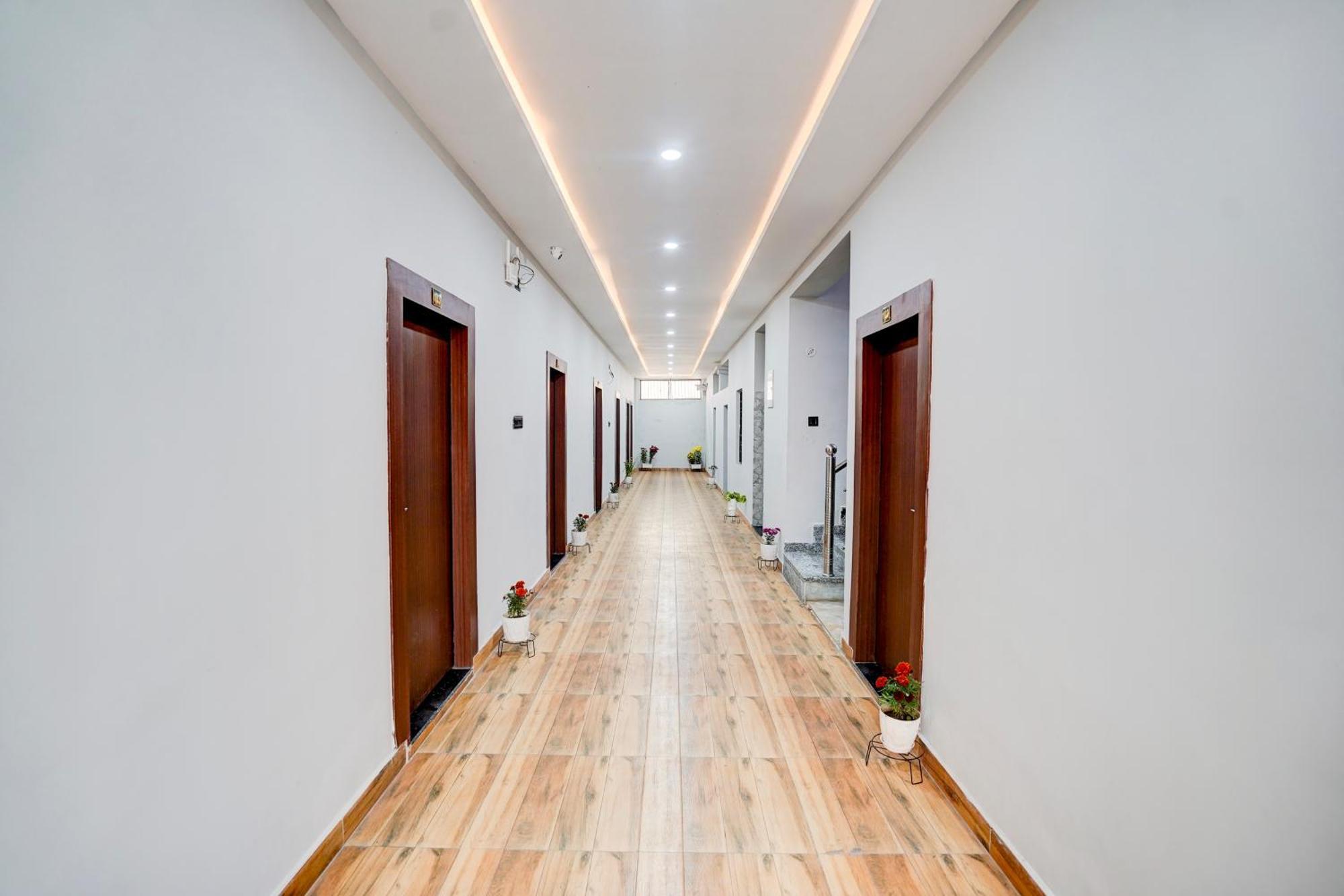 Hotel Vibe Blu- Varanasi Esterno foto